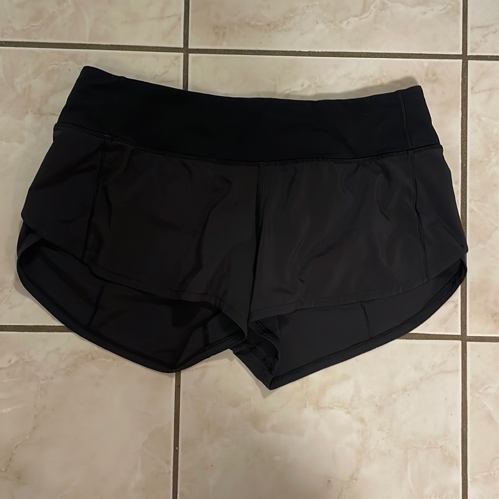 $32 Lululemon size 6 speed up low-Rise lined shorts 2.5
